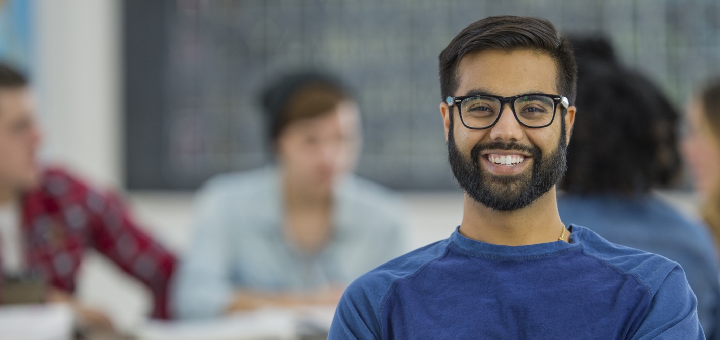 estudiante masculino sonriente